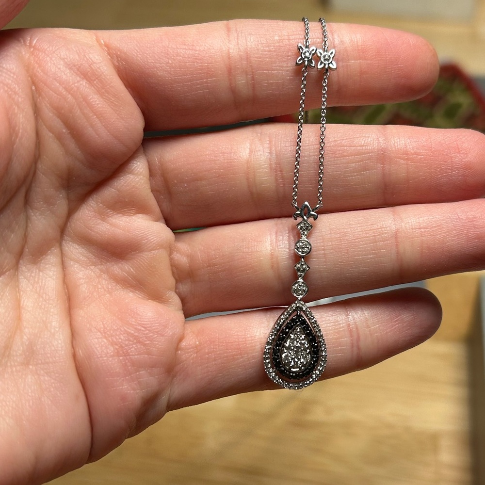 Elegant Silver Pendant Necklace